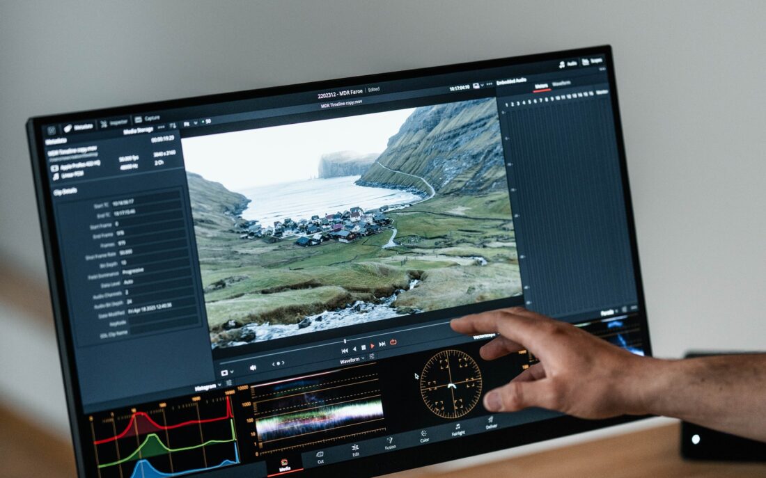 Grading at the monitor, scopes below the picture