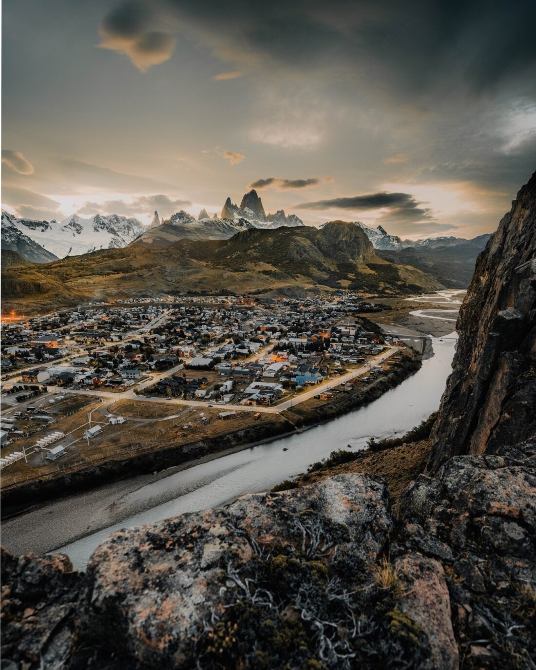 El Chaltén and the Río de las Vueltas, Fitz Roy behind